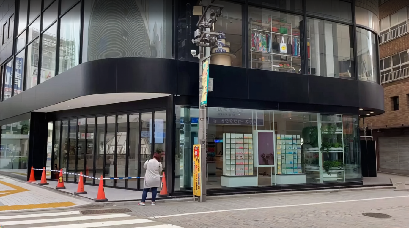 新宿駅中央東口「LUSH 新宿店」様 巨大LEDスクリーン設置