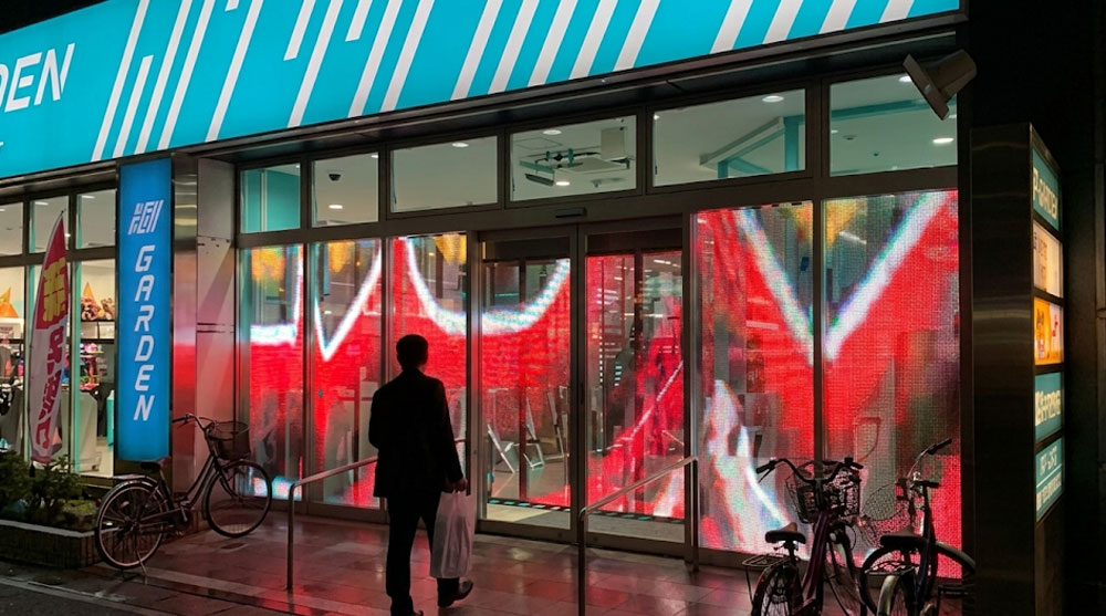 東京 某パチンコ店様|入口ドアへの透過型LEDビジョン施工実績