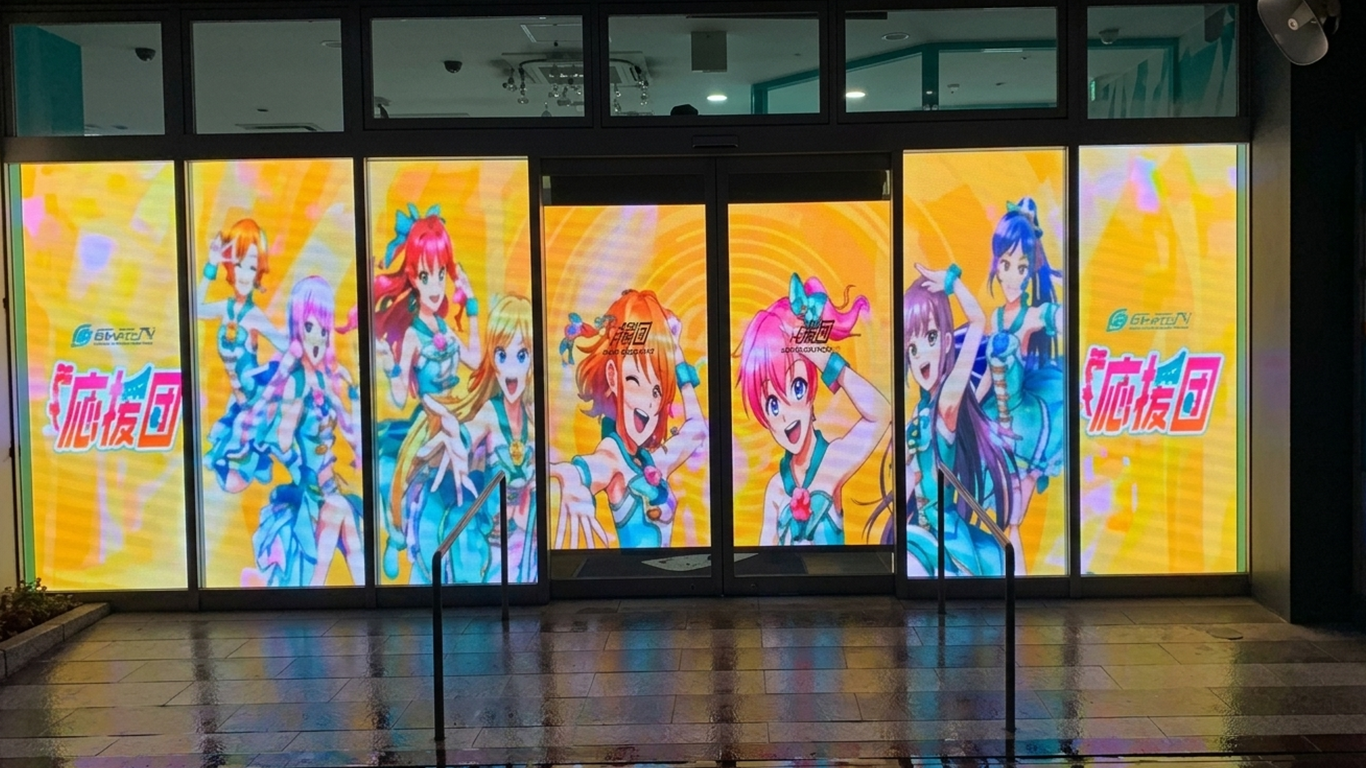 東京の店舗入口に透過LEDビジョンを設置｜シースルーLEDの施工事例
