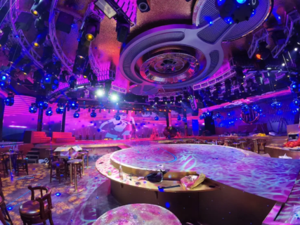 Churasun6 okinawa　宇宙船の底をイメージした店内