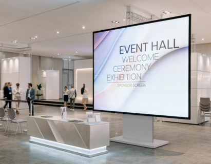 イベントホール・式典会場・展示施設向けに、会場案内やステージ演出に使える大型LEDビジョンをご提案しています。